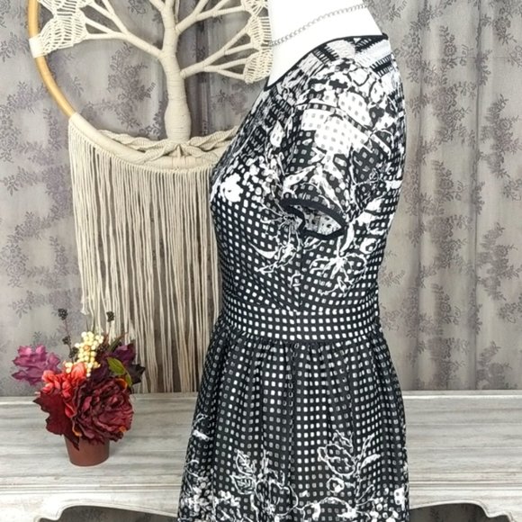 Gabby Skye floral laser cut fit and flare dress - Picture 4 of 13